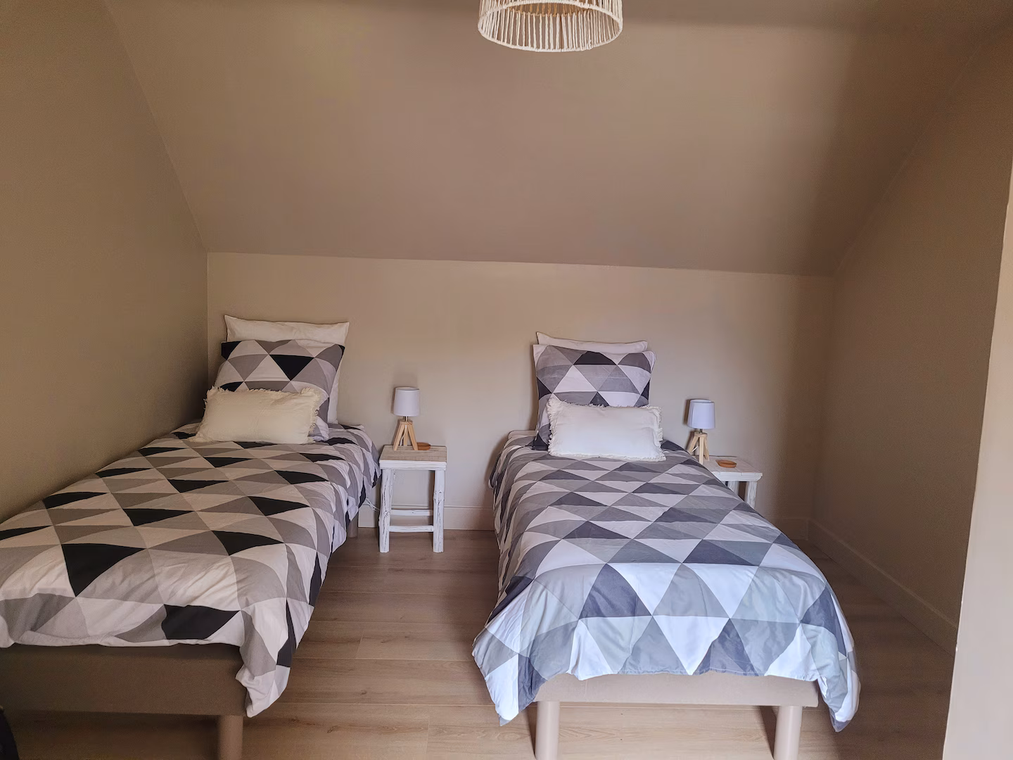 Chambre décorée dans le gîte Ti Fanch, domaine Weegîtes, Landudal, Finistère